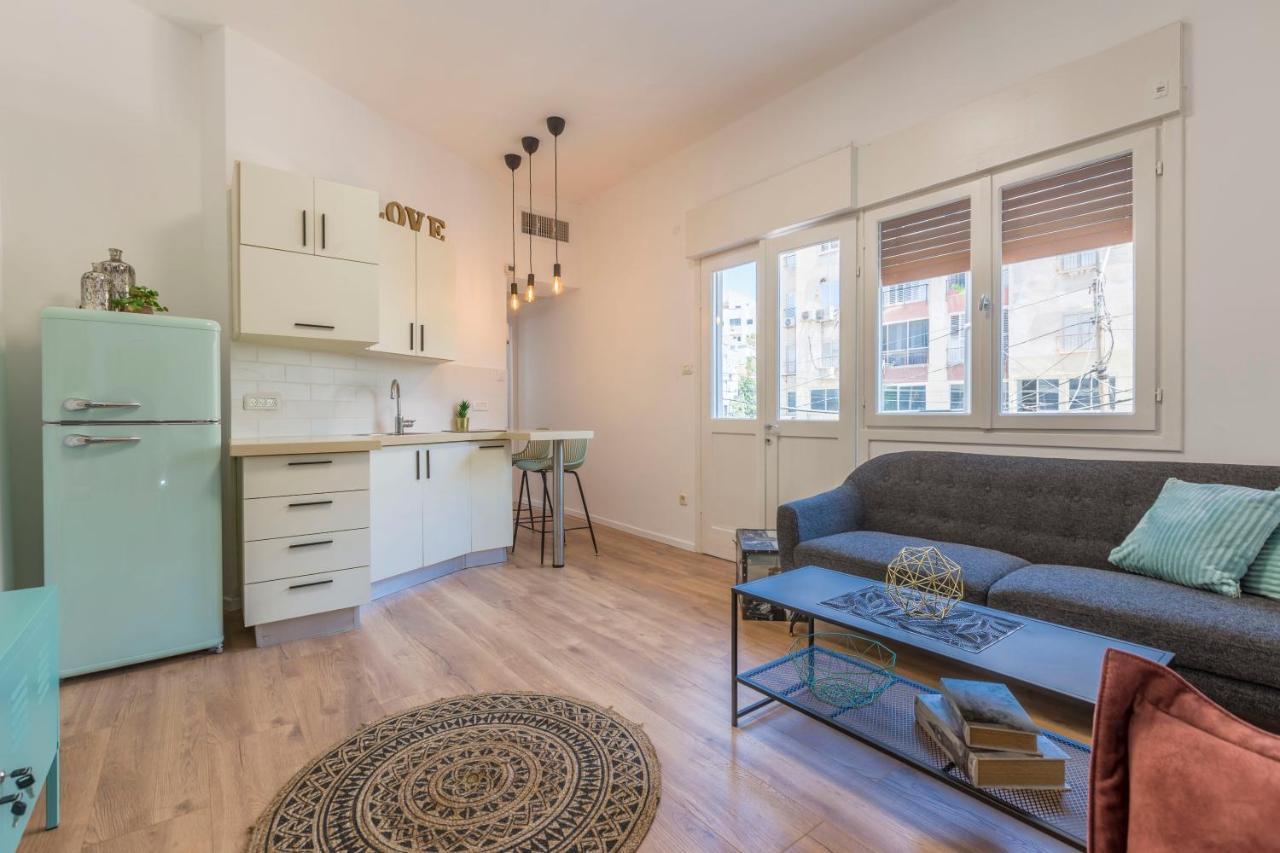 Apartment 1b Patio House Premium Location W/2 Balcony